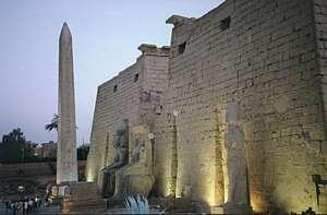 �ڸ�(Thebes)��Temple At Dusk (9516 bytes)